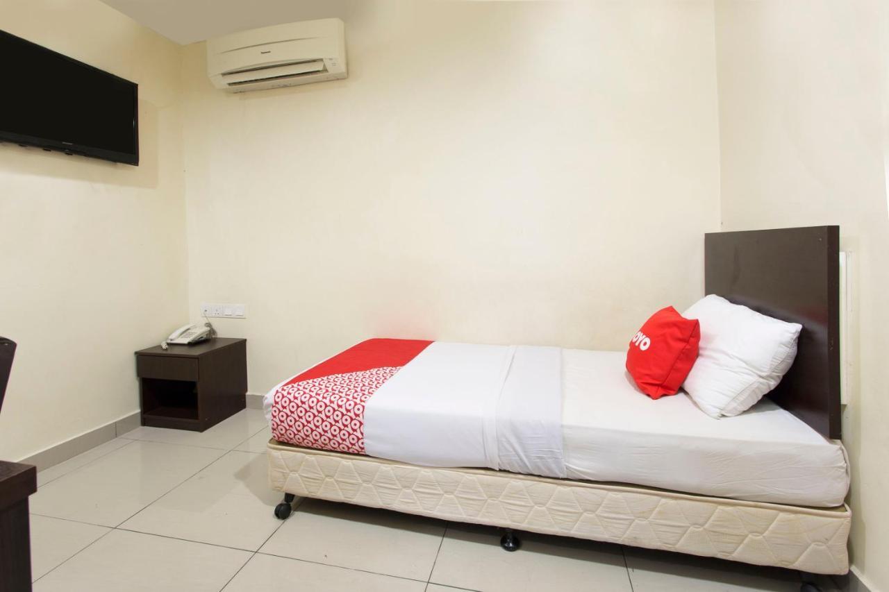 Oyo 89966 Green World Hotel @ Seri Putra Kajang Exteriör bild
